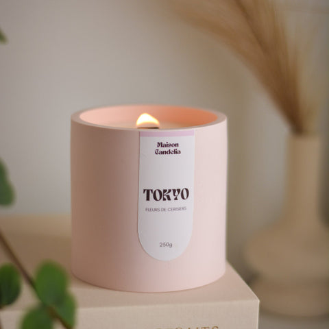 Bougie Artisanale Tokyo – Fleurs de Cerisier | Cire de Soja | Jesmonite