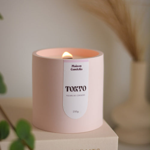 Bougie Artisanale Tokyo – Fleurs de Cerisier | Cire de Soja | Jesmonite