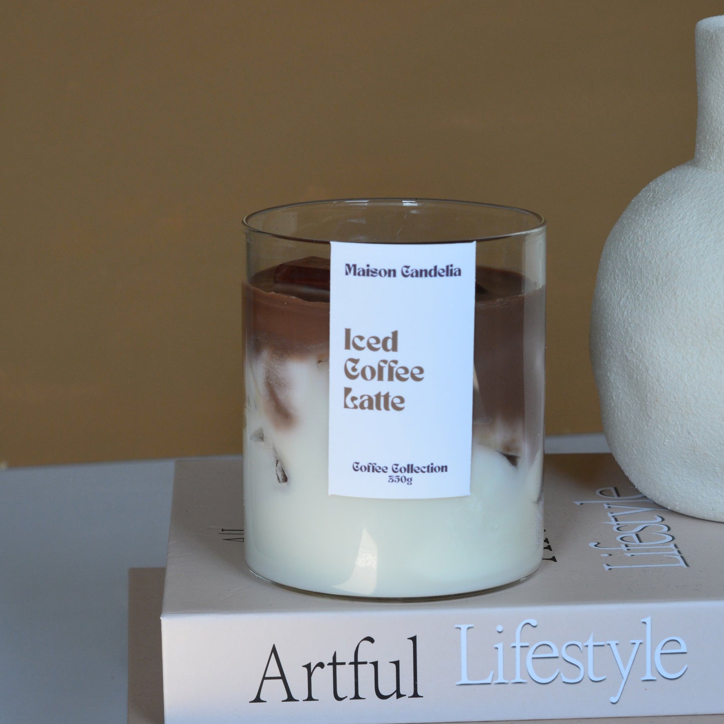 Bougie iced coffee latte 350g effet boisson glacée réaliste parfum café lait vanille Candelia Café