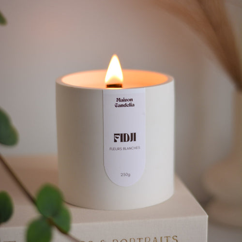 Bougie Artisanale Fidji – Fleurs Blanches & Coco | Cire de Soja | Jesmonite