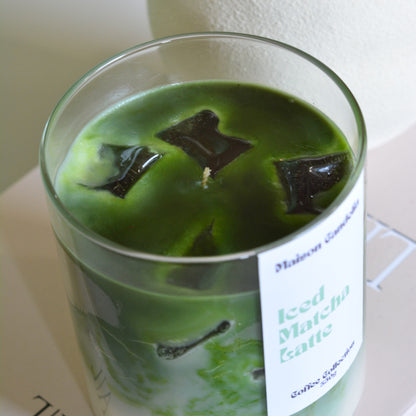 Détail bougie iced matcha latte avec glaçons en cire et effet réaliste boisson glacée