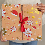 Calendrier de l'Avent 2026 Maison Candelia fermé, coffret kraft au motif sapin doré tenu